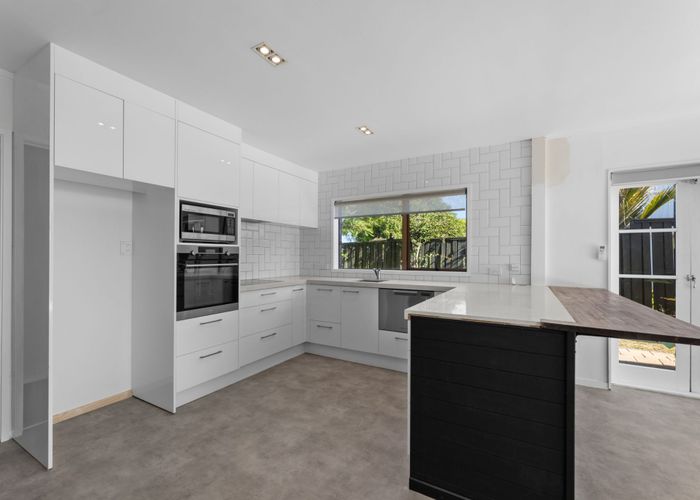  at 2/17 Hawkins Street, Meadowbank, Auckland
