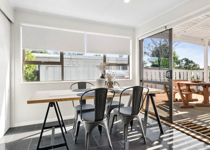  at 2/15 Hawkins Street, Meadowbank, Auckland