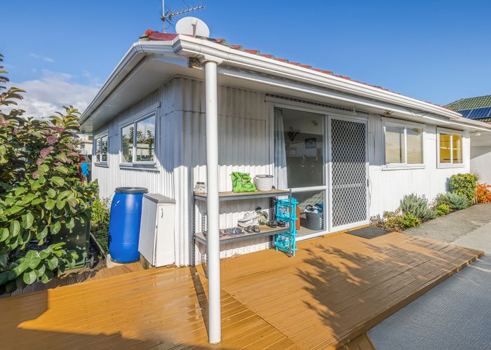  at 2/15 Rosebank Road, Papatoetoe, Auckland