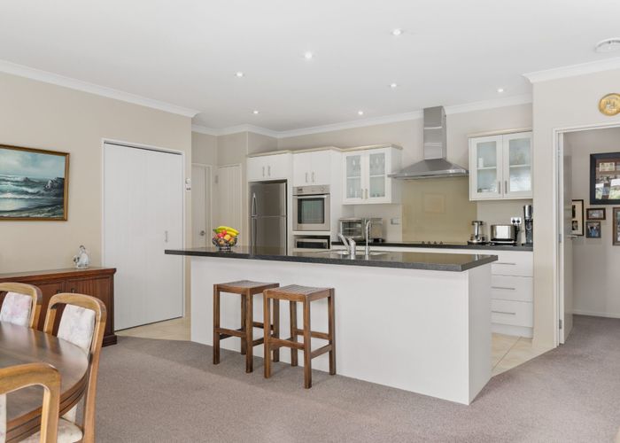  at 18 Azure Place, Huntington, Hamilton