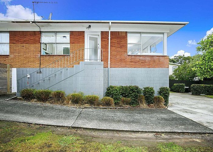  at 2/2 Lambrown Drive, Totara Vale, North Shore City, Auckland