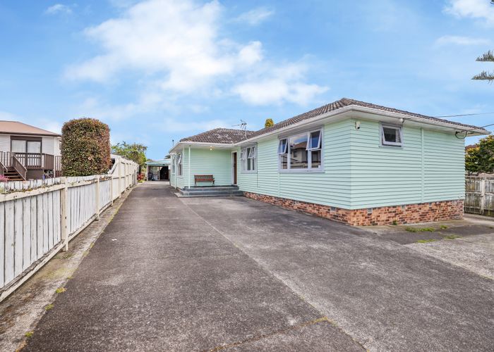  at 8 Rathgar Road, Henderson, Auckland