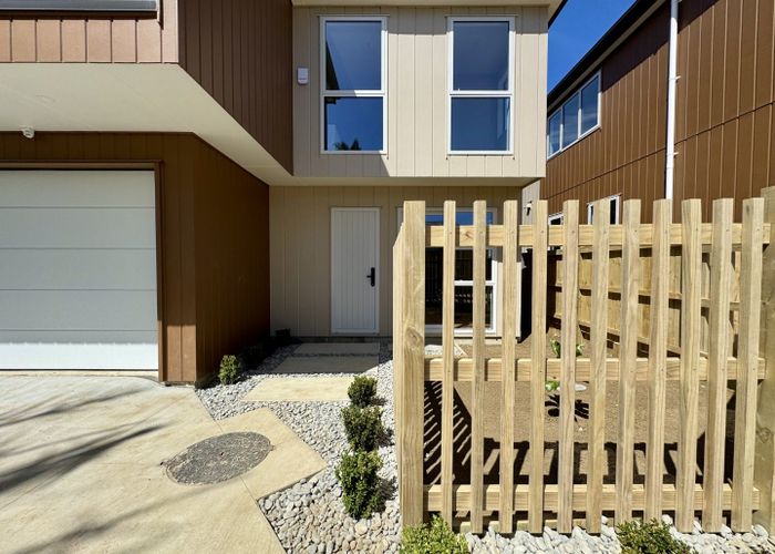  at 2/118 Pigeon Mountain Road, Half Moon Bay, Manukau City, Auckland
