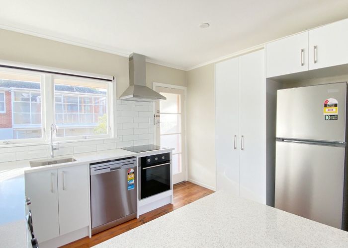  at 2/60 Church Street, Northcote Point, Auckland
