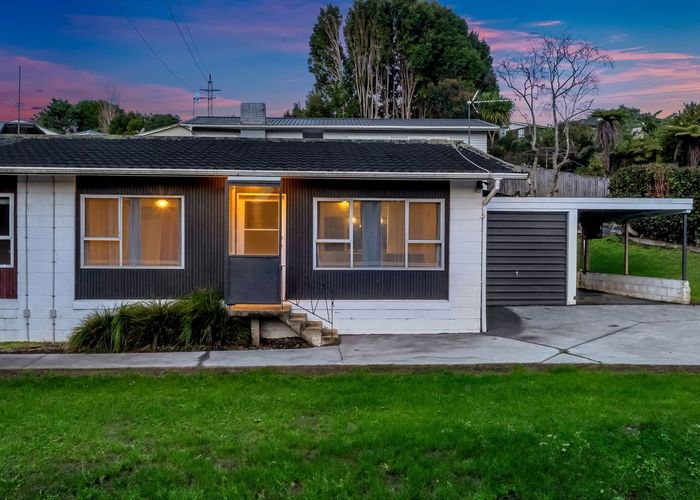  at 2/17 Emirau Place, Glenfield, Auckland