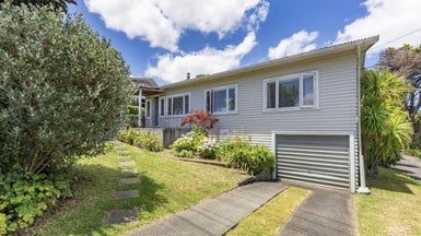  at 4 Highland Avenue, Titirangi, Auckland