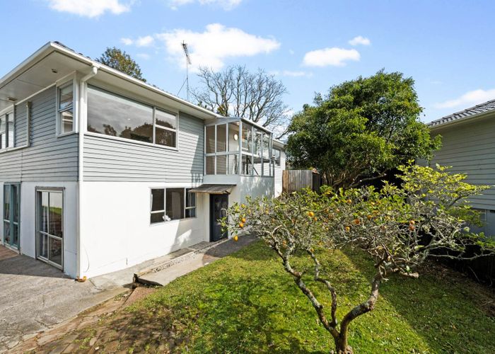  at 32 Normanton Street, Glenfield, North Shore City, Auckland