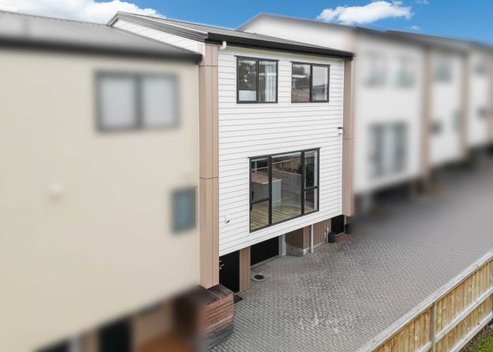 at 2/66 Bruce Road, Glenfield, North Shore City, Auckland