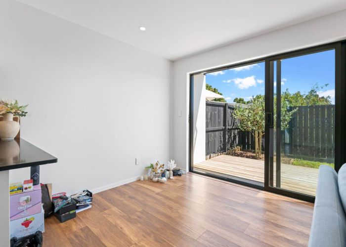  at 4/36 Kaipatiki Road, Glenfield, Auckland