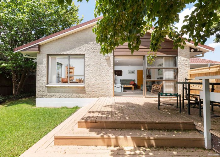  at 2/32 Shakespeare Road, Milford, Auckland