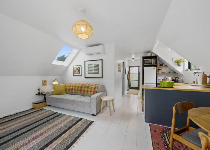  at 20 Kellsmere Crescent, Island Bay, Wellington