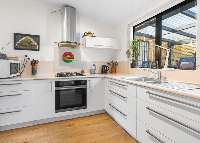  at 10 Stedley Place, Heathcote, Christchurch City, Canterbury
