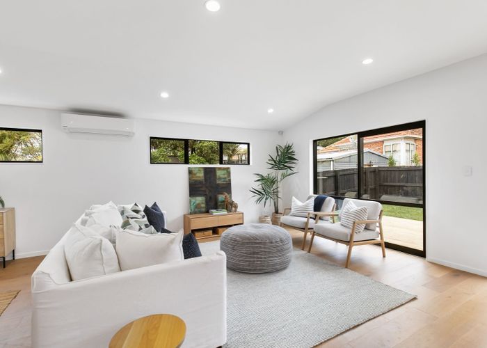  at 33 Woodward Avenue, Mangere Bridge, Manukau City, Auckland