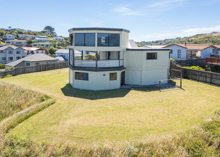  at 20 Sunhaven Drive, Newlands, Wellington