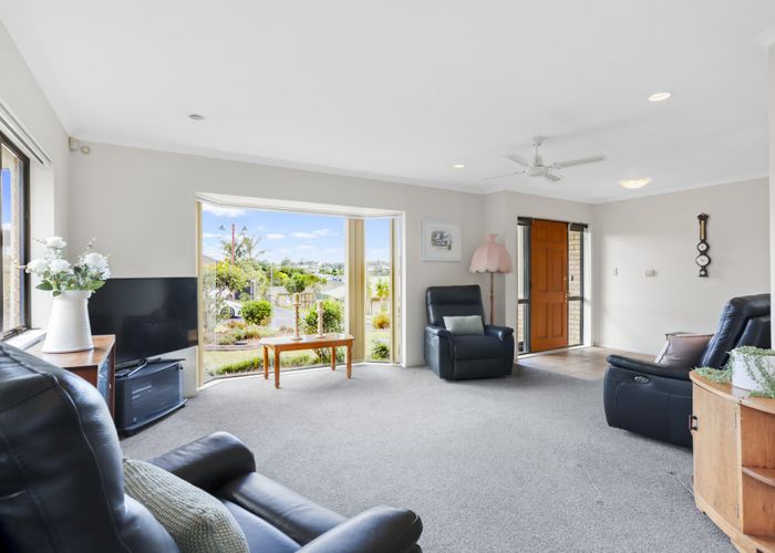  at 6 Rosebay Rise, Henderson, Auckland