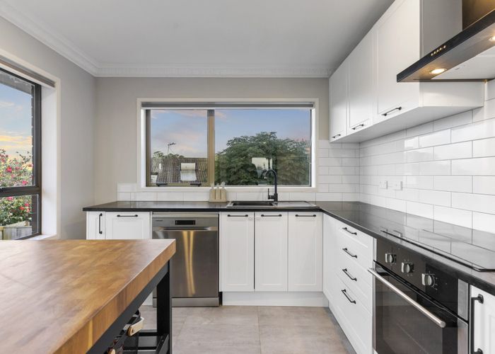  at 2/42 Raleigh Road, Northcote, Auckland