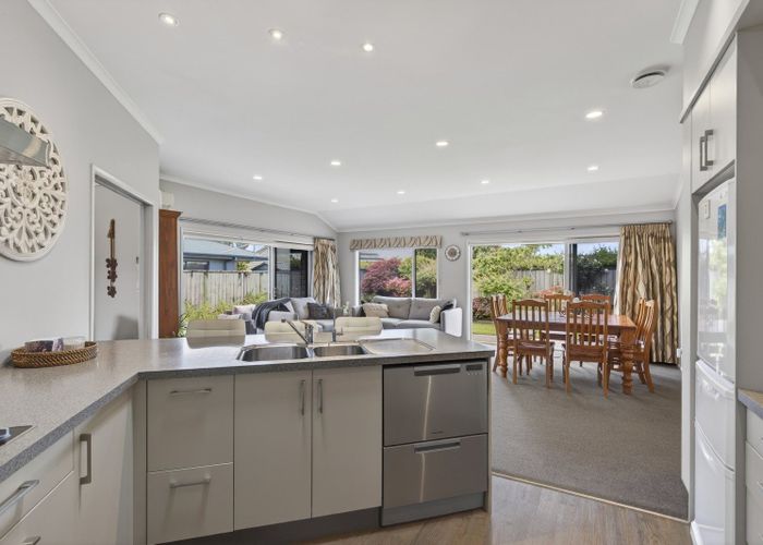  at 2 Oakwood Drive, Highlands Park, New Plymouth, Taranaki