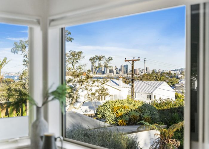  at 2/4 Bruce Street, Northcote Point, Auckland
