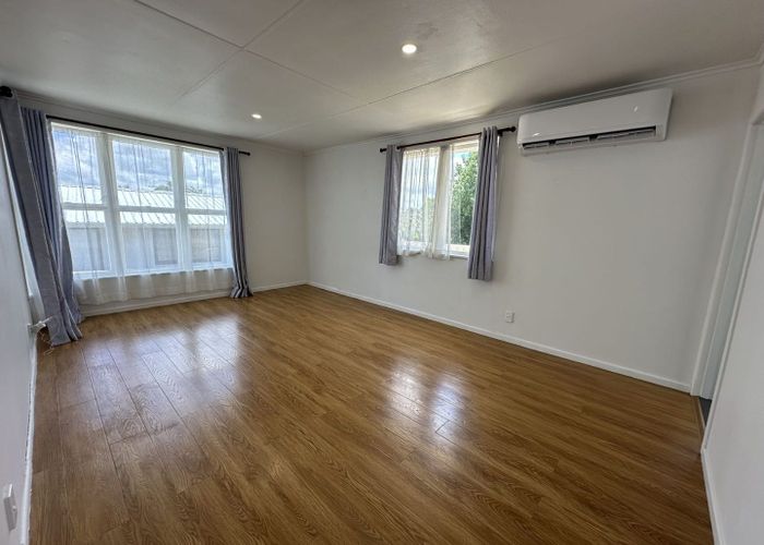  at 2/8 Valdale Road, Henderson, Waitakere City, Auckland