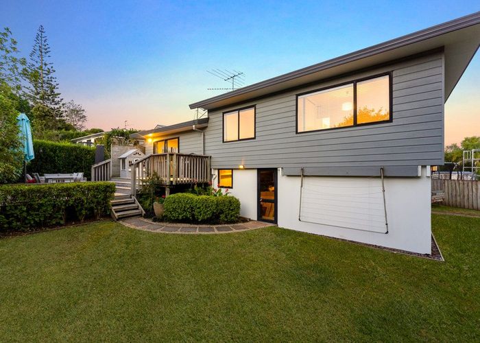  at 2/13 Heather Place, Sunnynook, Auckland