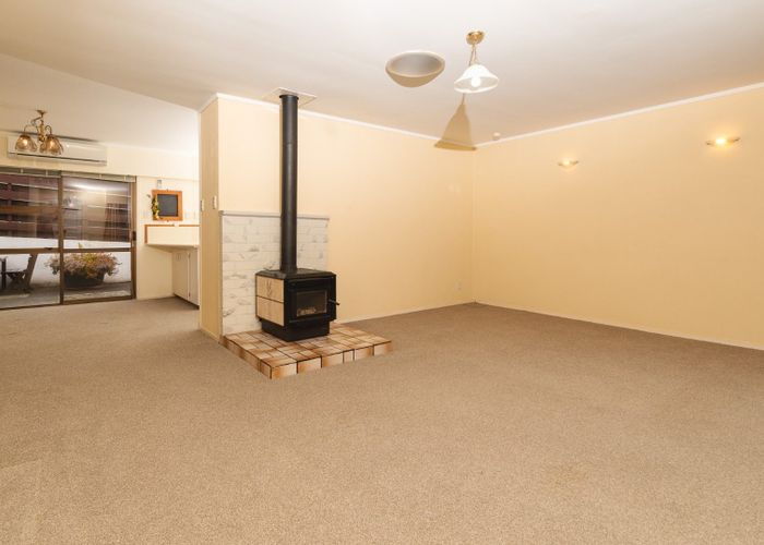  at 2/4 Bishop St, Green Bay, Waitakere City, Auckland