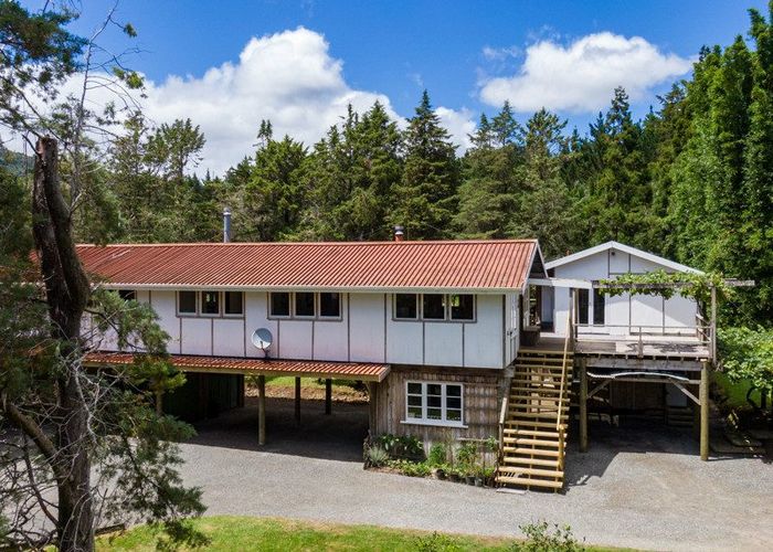  at 605 Takahue Road, Takahue