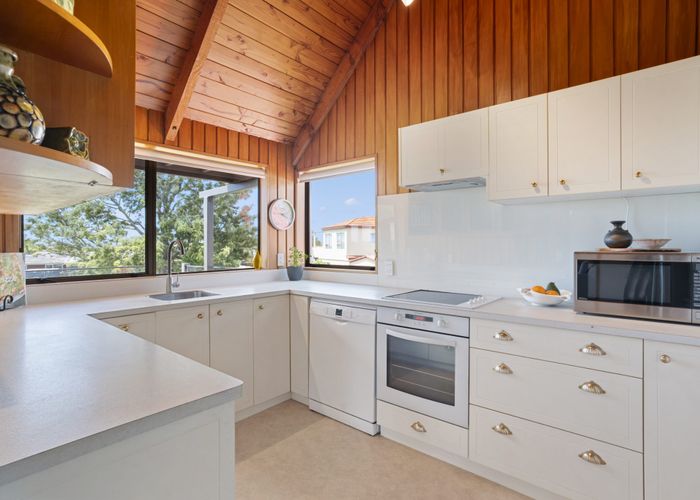  at 2/13 Nimrod Place, Half Moon Bay, Auckland