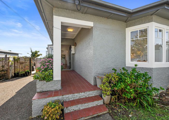  at 2/33A Glen Road, Stanley Point, Auckland
