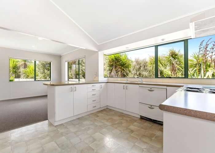  at 2/52 Donald Street, Stanmore Bay, Whangaparaoa