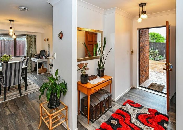  at 2/27 Queen Street, Papakura, Auckland
