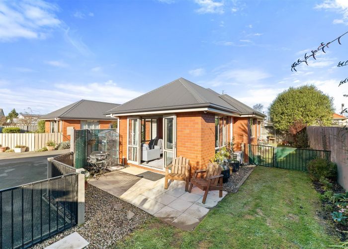  at 2/31 Tuckers Road, Redwood, Christchurch