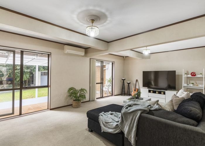  at 2/7 Roslyn Road, Mount Wellington, Auckland