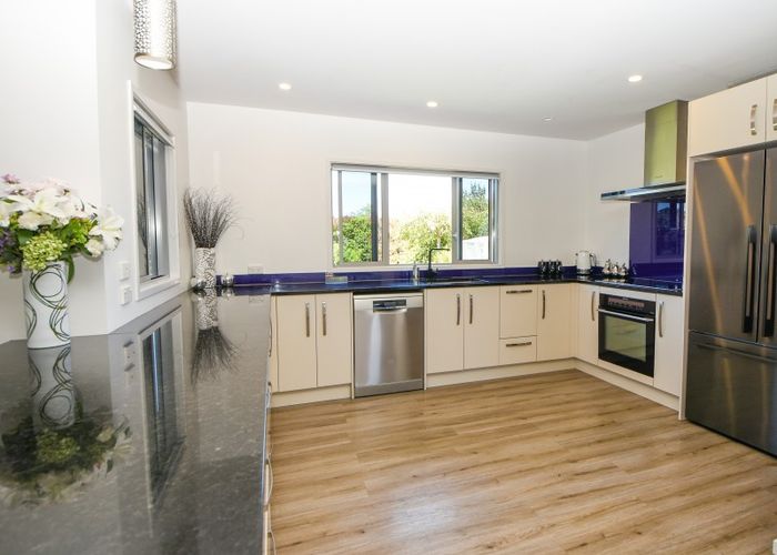  at 2 The Glade, Carterton, Carterton