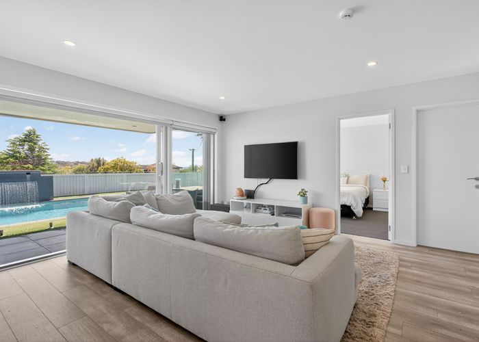  at 15 Beechwood Road, Rothesay Bay, North Shore City, Auckland