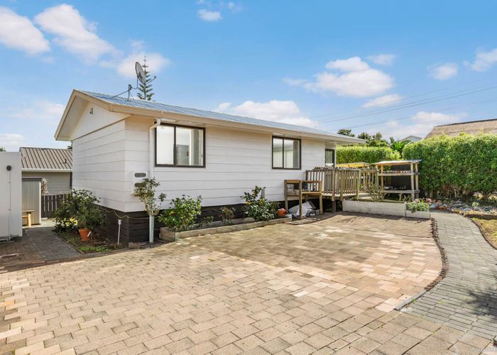  at 2/8 Christmas Road, Manurewa, Auckland