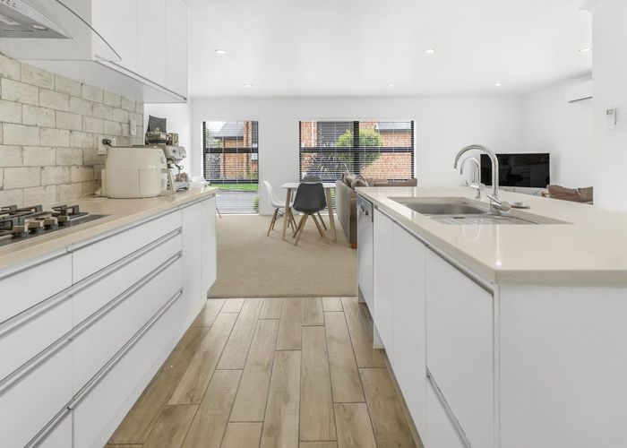  at 6 Braedan Lane, Huntington, Hamilton