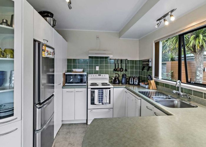  at 2/31 Rangeview Road, Sunnyvale, Auckland