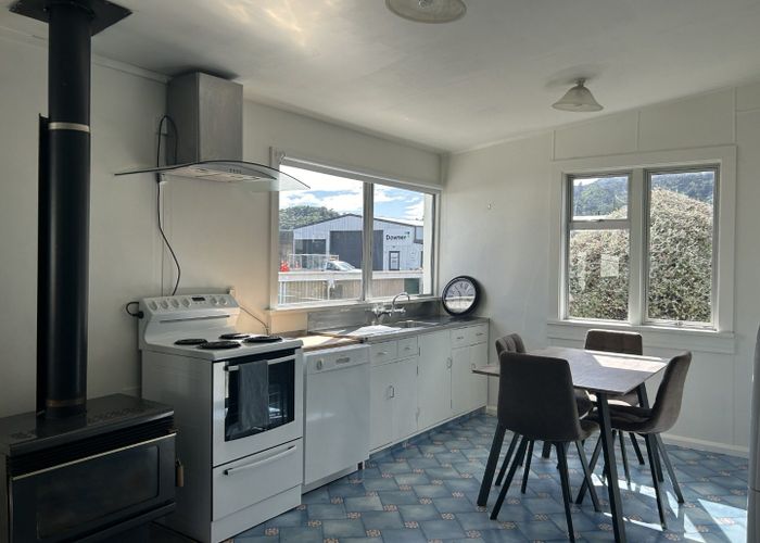  at 65 Broadway, Picton