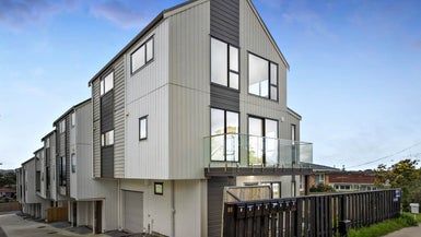  at 8/88 Te Atatu Road, Te Atatu South, Auckland