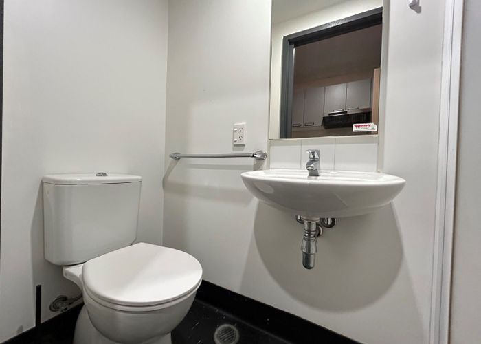  at 402/133 Beach Road, Auckland Central, Auckland