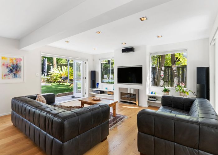  at 25 Montana Avenue, Murrays Bay, Auckland