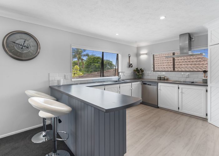  at 2/57 Nigel Road, Browns Bay, Auckland