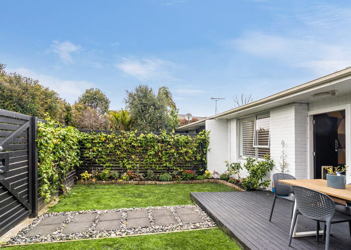  at 2/252 Meola Road, Point Chevalier, Auckland