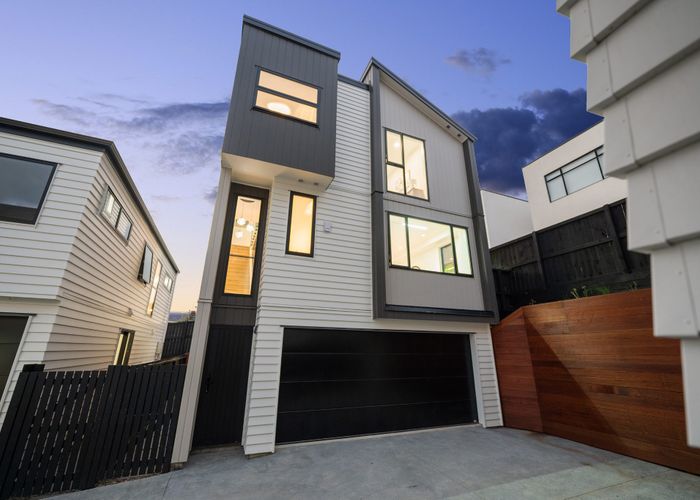  at 2/1 Montana Avenue, Murrays Bay, North Shore City, Auckland
