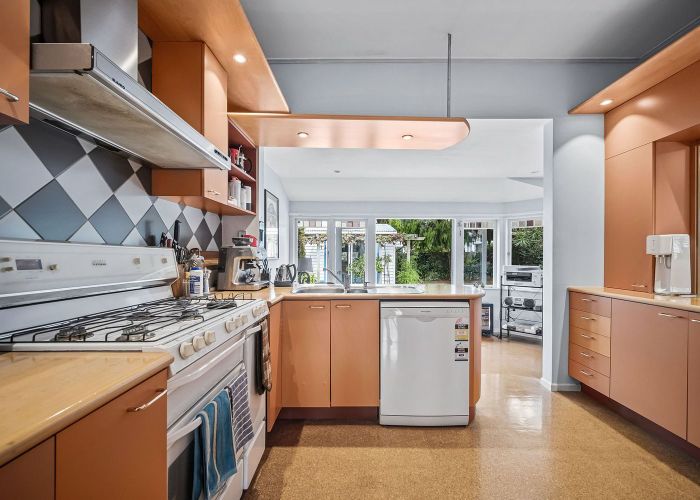  at 10 Riro Street, Point Chevalier, Auckland