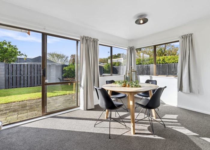  at 2/6 Kindergarten Drive, Conifer Grove, Papakura, Auckland