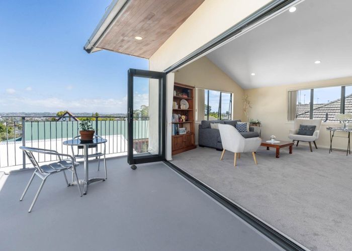  at 2/230 East Coast Road, Forrest Hill, North Shore City, Auckland