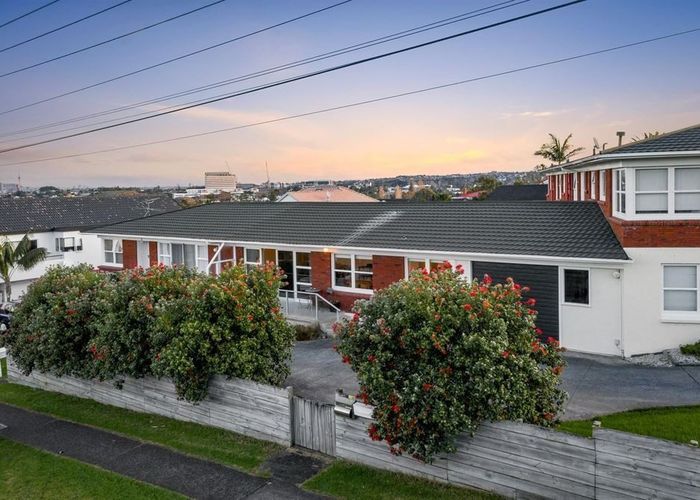  at 4/2 Argyle Terrace, Milford, North Shore City, Auckland