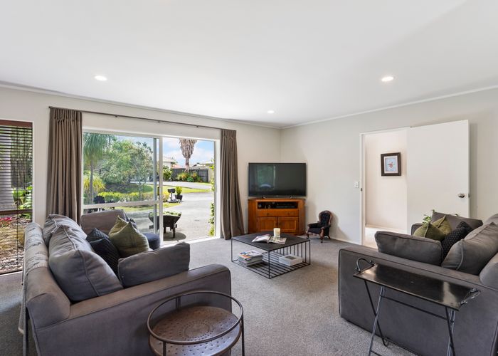  at 15 Bard Place, Golflands, Auckland
