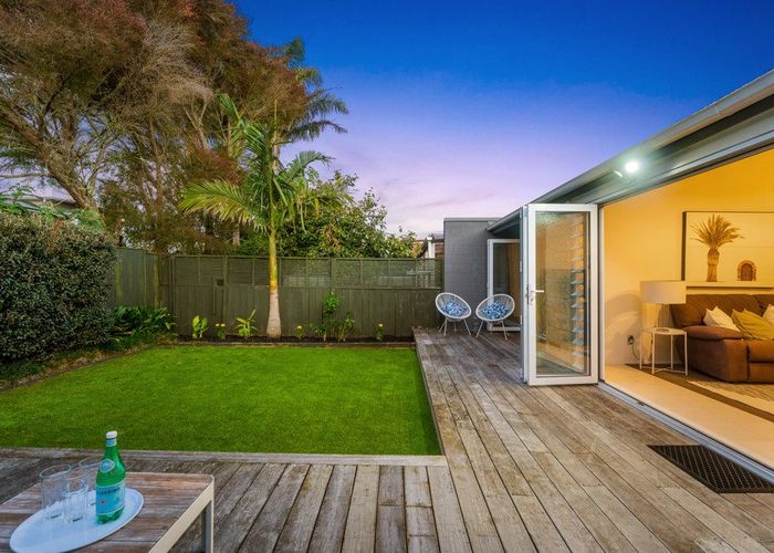  at 2/40 James Evans Drive, Northcote, North Shore City, Auckland